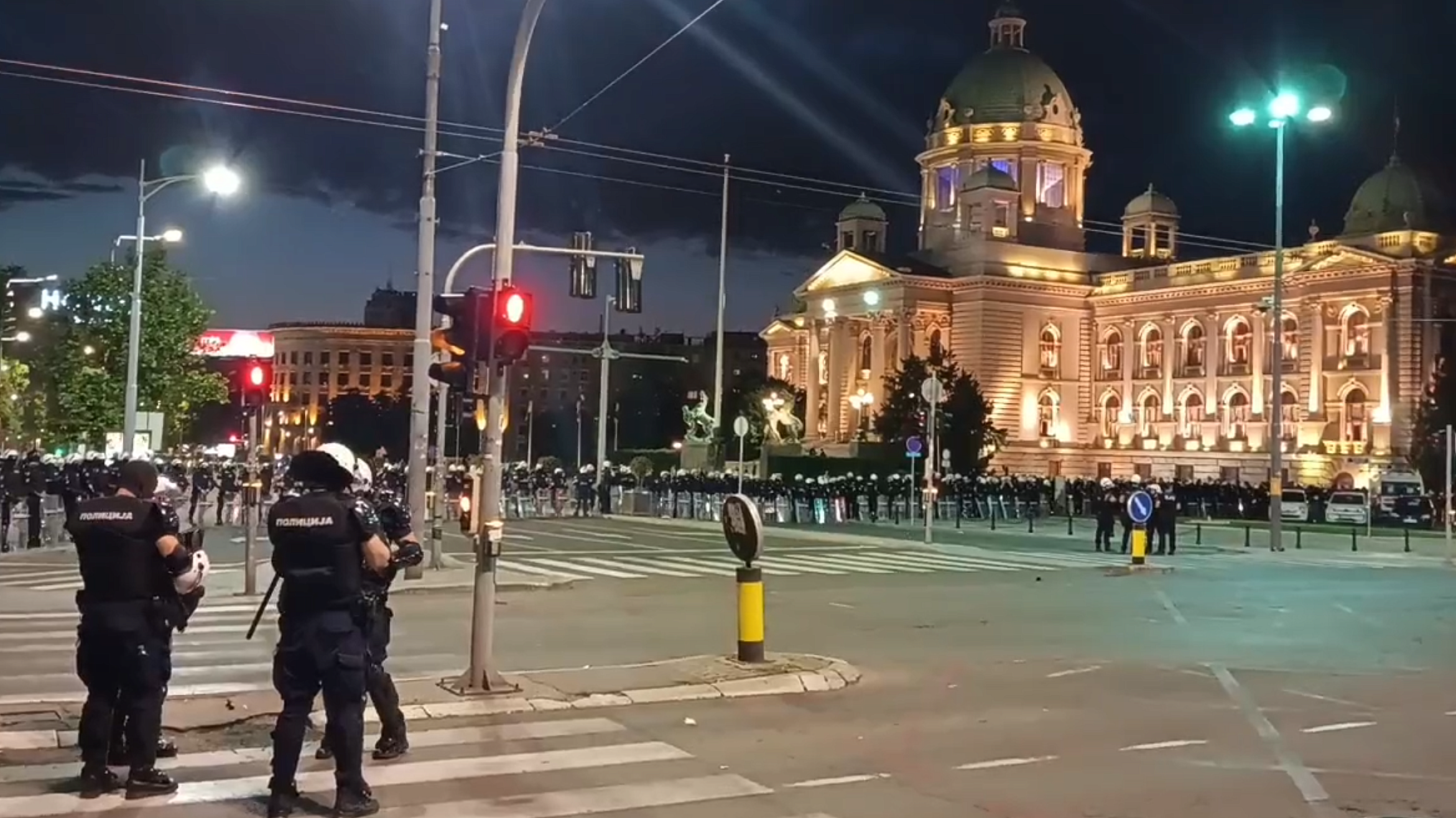В Белграде 17 полицейских пострадали при беспорядках