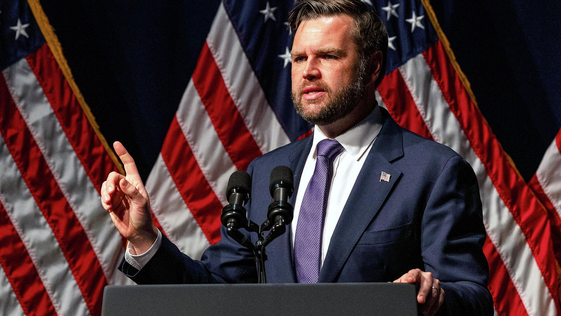 Вэнс привез гроб Кирка в Аризону