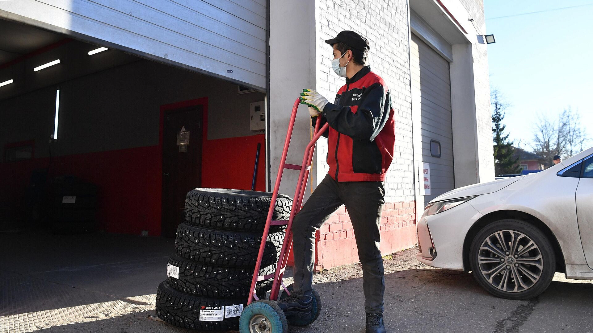 Россиян предостерегли от ошибок при смене зимних шин на летние