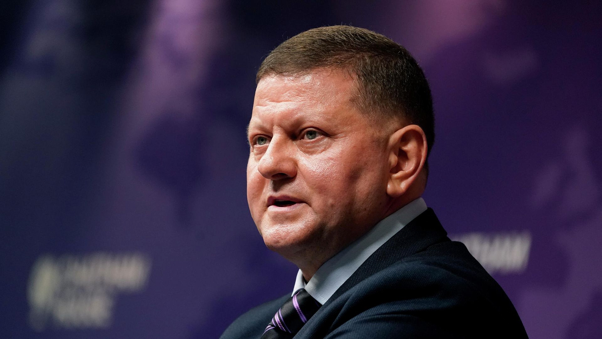 Украинское общество стало сомневаться в курсе страны, заявил Залужный