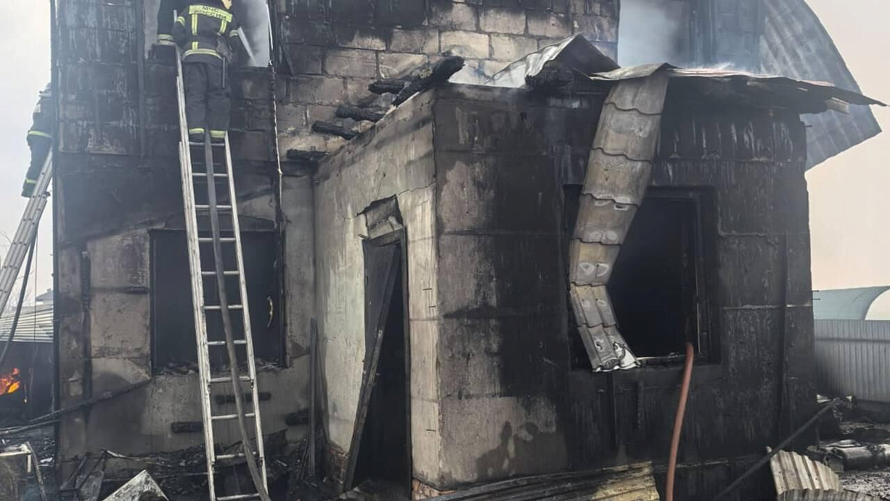 В Приморье при пожаре в частном доме погибли два человека