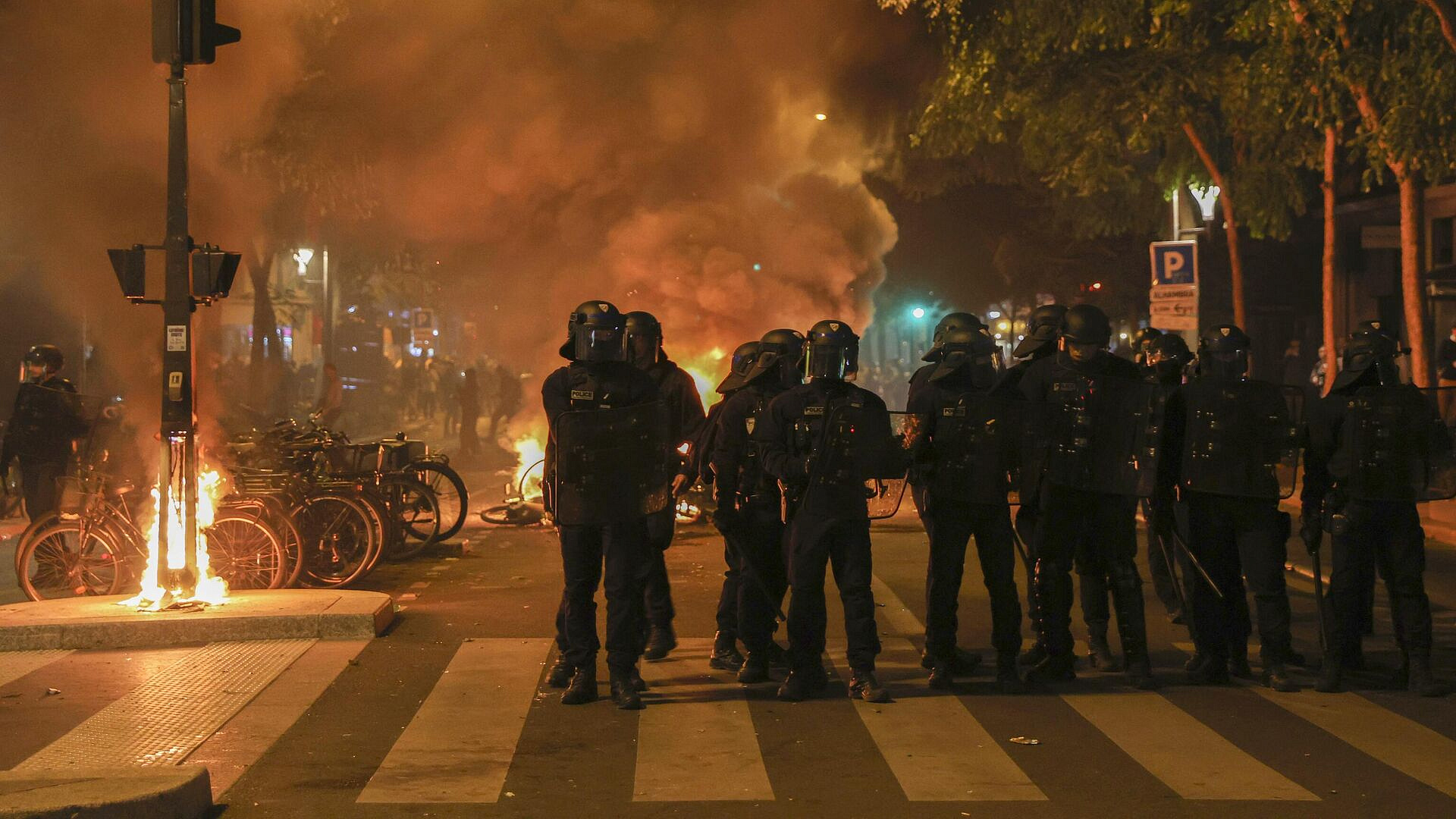 В Париже на первомайской демонстрации задержали около 30 человек