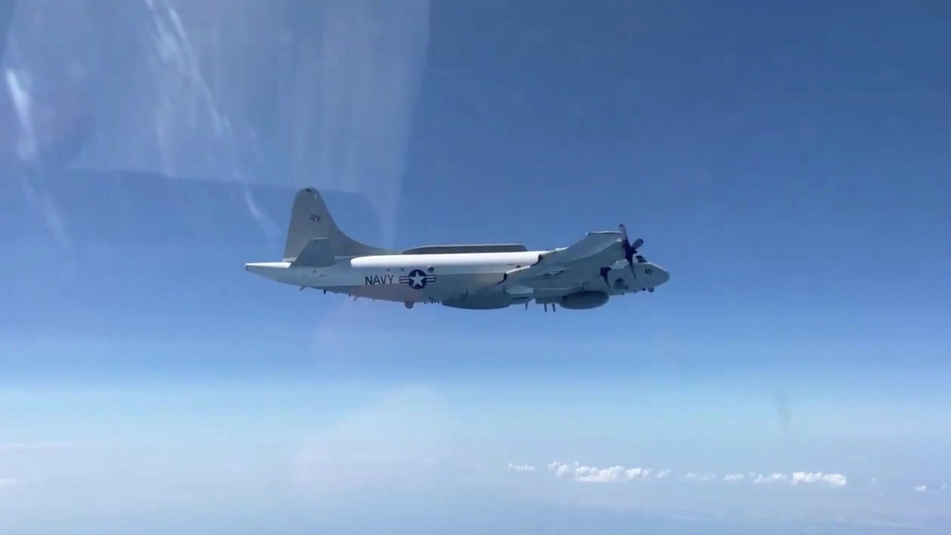 Британский и американский самолеты пролетели над Черным морем