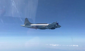 Британский и американский самолеты пролетели над Черным морем