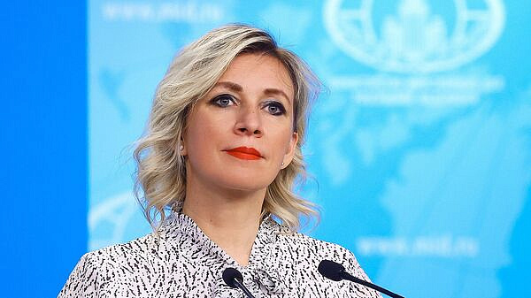 Захарова призвала французов не умирать от стыда после слов Макрона