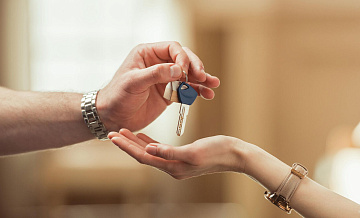 Экономист объяснил, почему россияне срочно избавляются от квартир