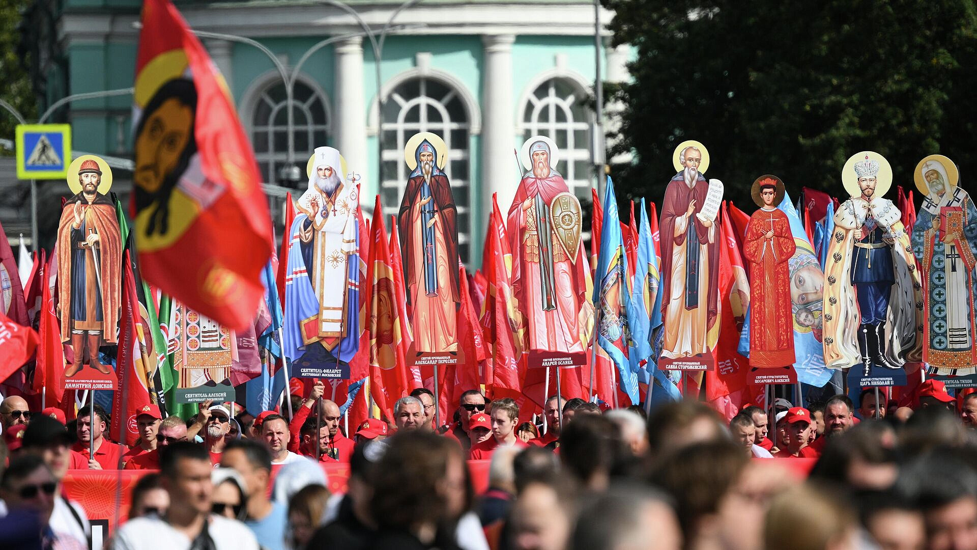 Более 40 тысяч человек приняли участие в крестном ходе в Москве