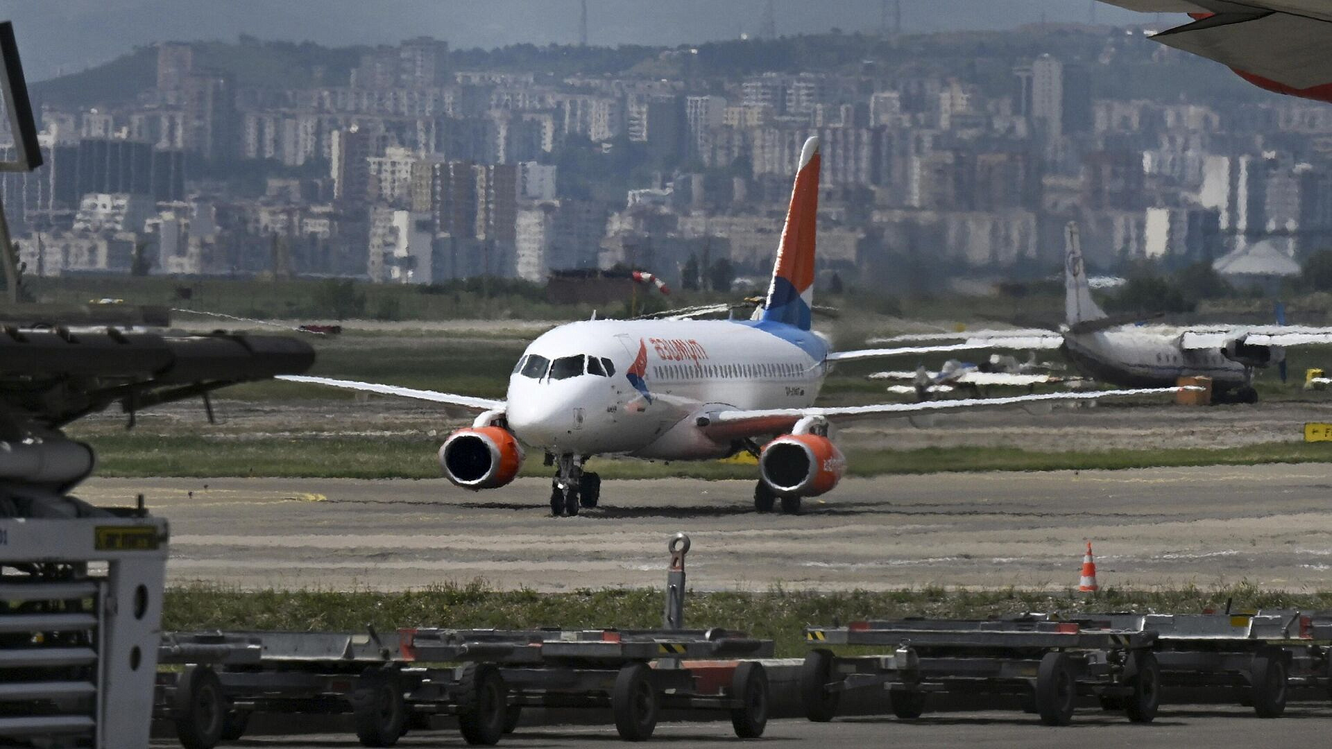 ������������� SSJ-100 ����� ������ � ������������� �� � ��������� � �������