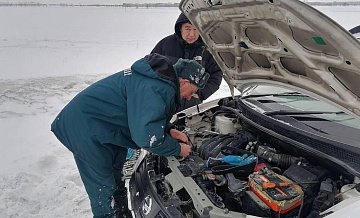 На Алтае спасли многодетную семью из Монголии, у которой сломалась машина