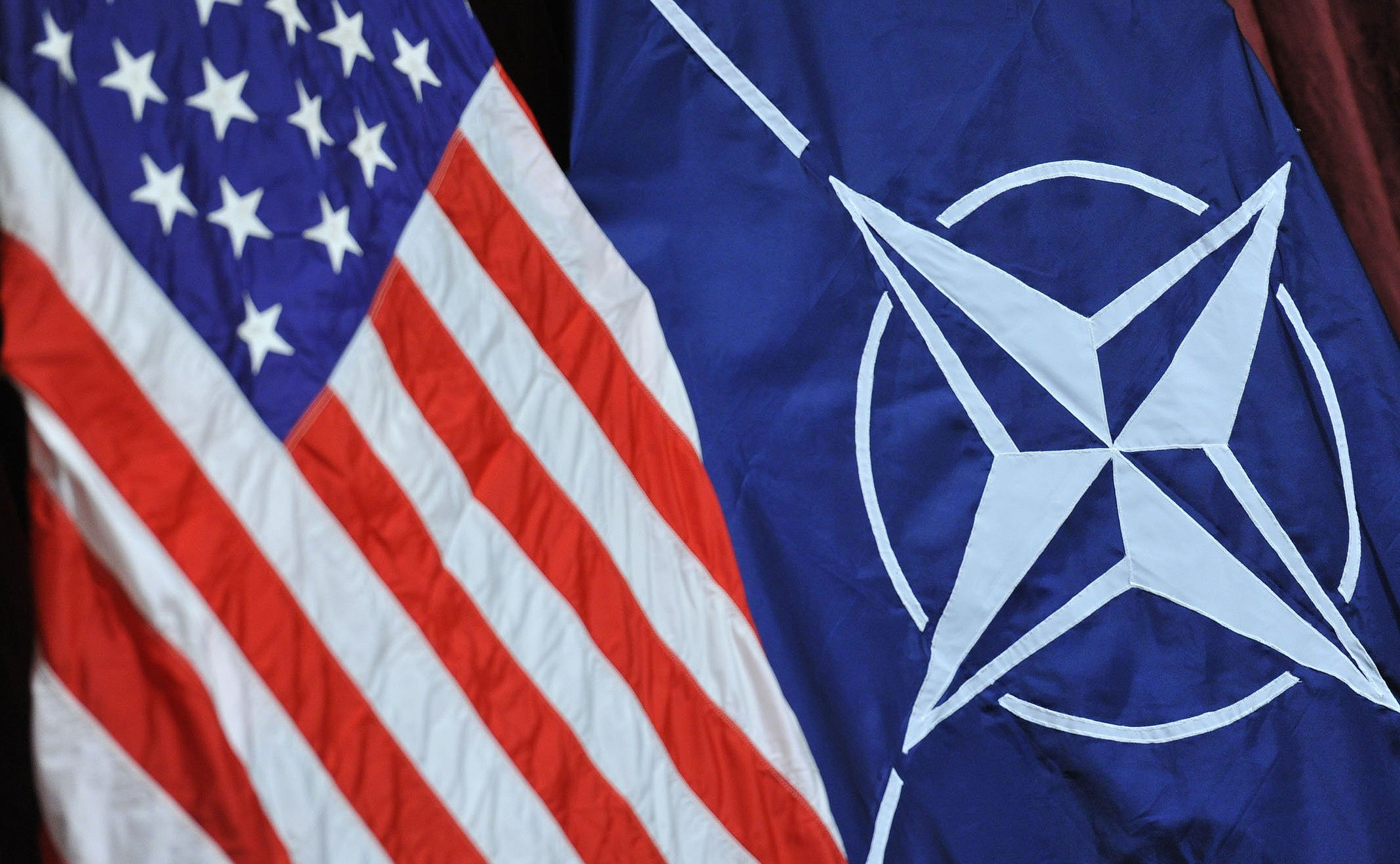 У президента США "отобрали" право на выведение страны из состава НАТО