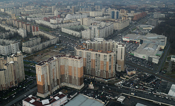 В Петербурге ураганом снесло балкон жилого дома