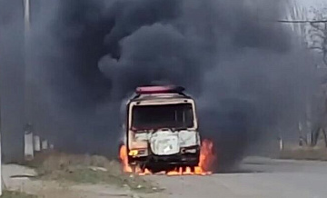 В Горловке из-за атаки беспилотника загорелся автобус