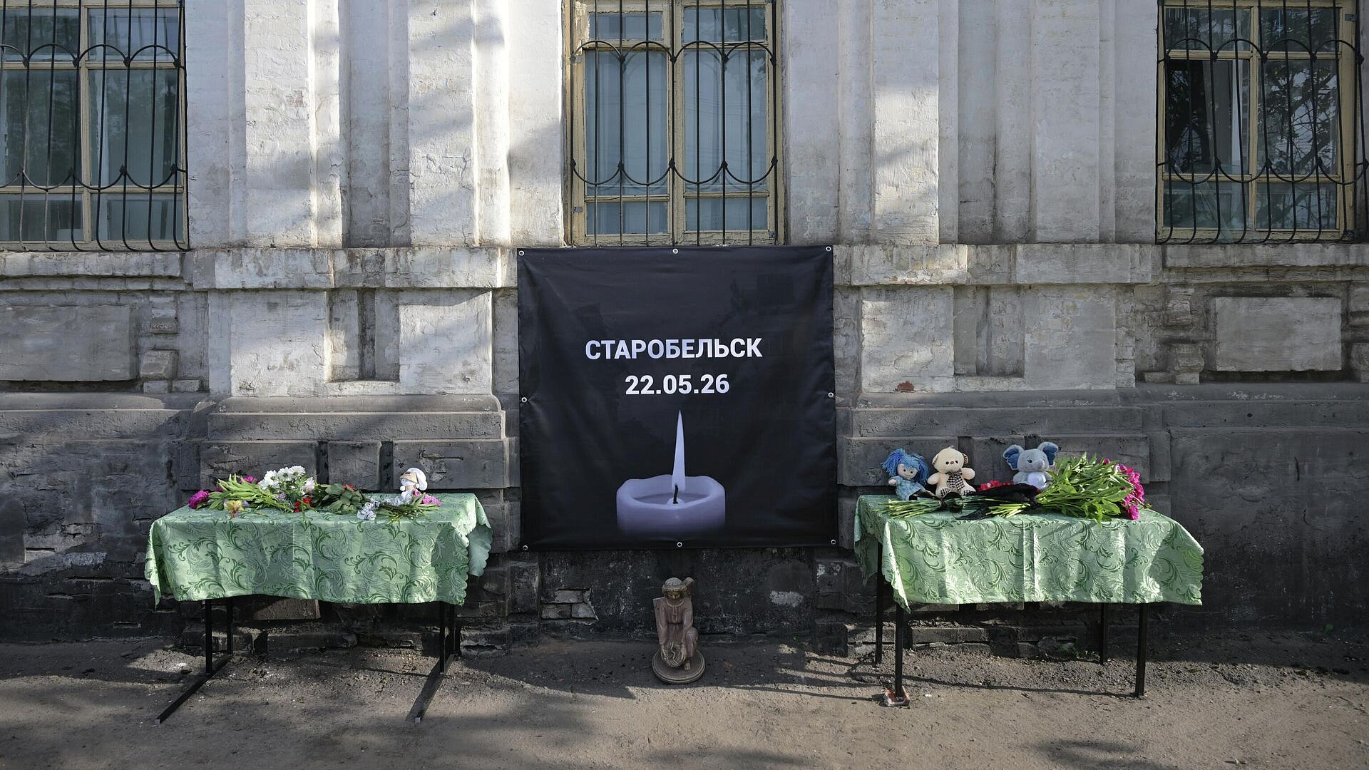 В ЛНР люди продолжают нести цветы к стихийным мемориалам после атаки ВСУ