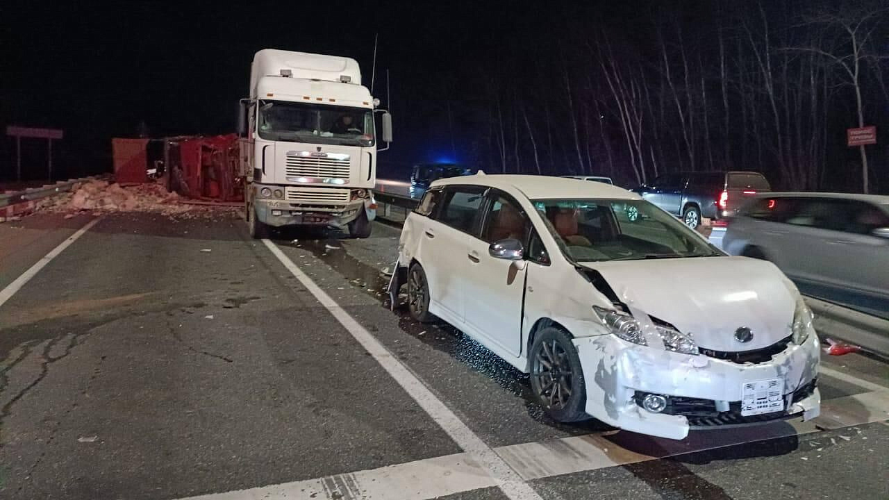 В Приморье два большегруза столкнулись на трассе, есть пострадавшие