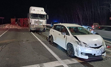 В Приморье два большегруза столкнулись на трассе, есть пострадавшие