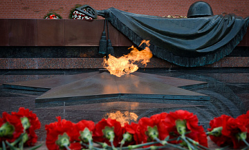 Путин возложил венок к Могиле Неизвестного Солдата у Кремлевской стены