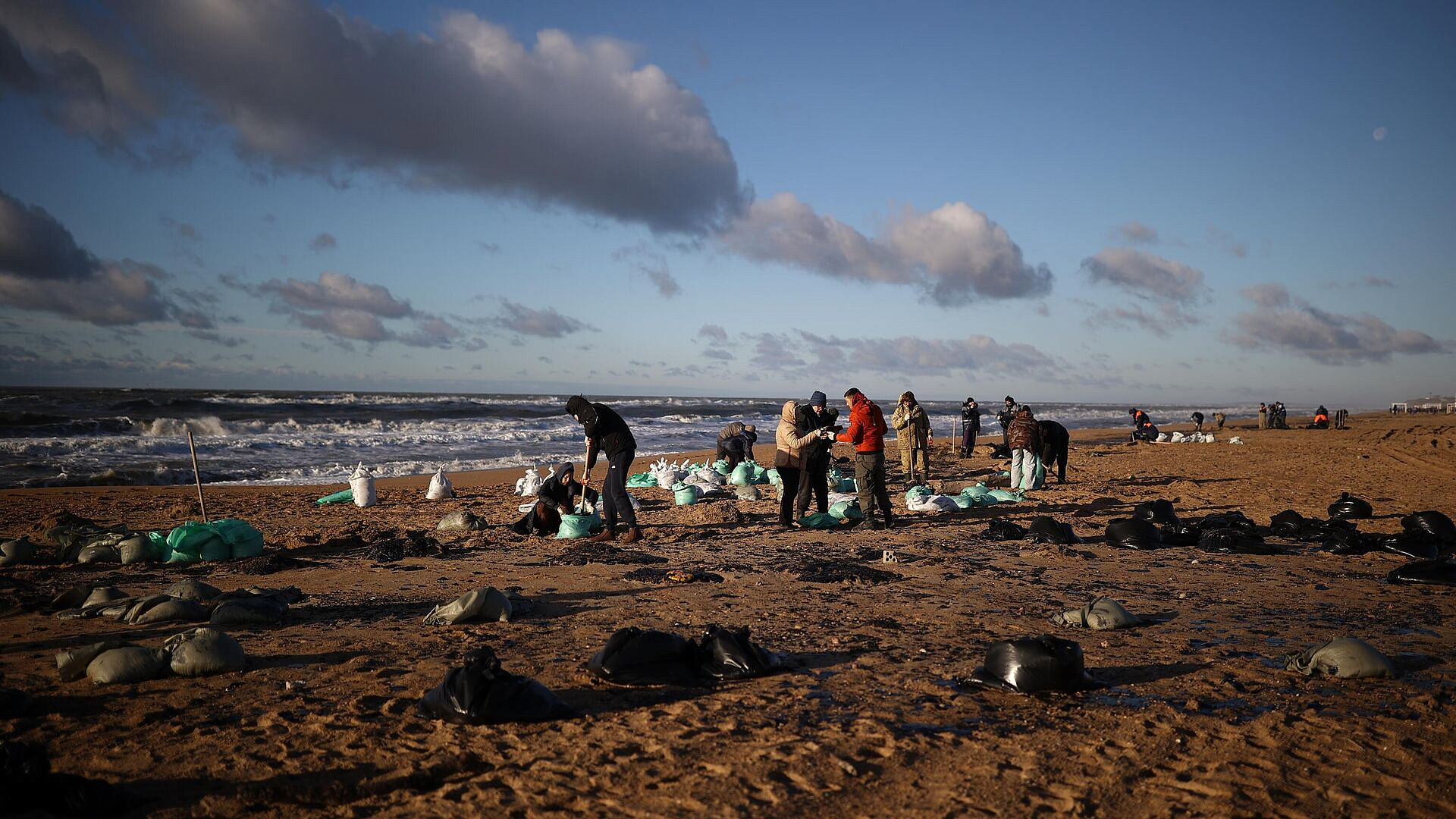 Волонтеры собрали за сутки более 300 килограмм мазута на берегу в Анапе