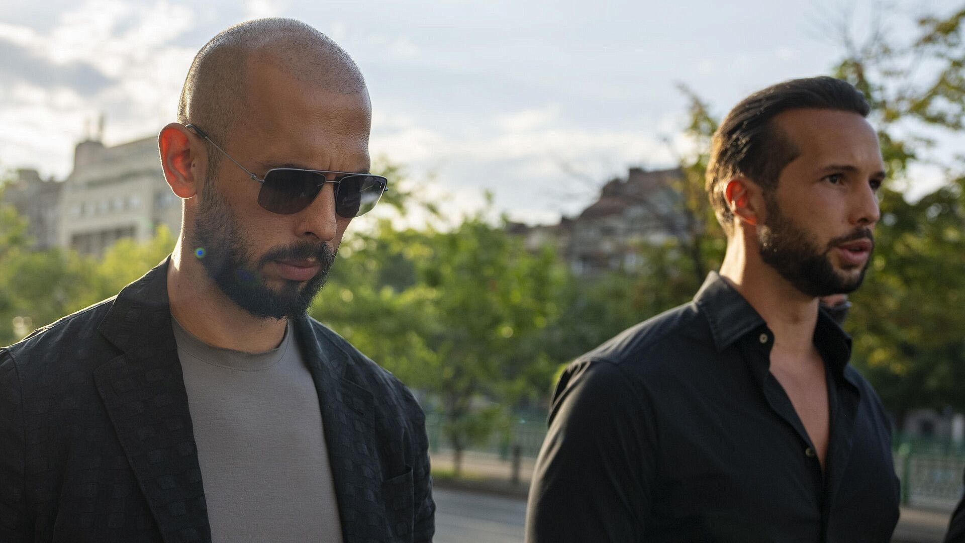 Обвиняемые в торговле людьми братья Тейт прибыли в США