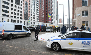 Специалисты ищут улики на месте взрыва самоката, где погиб Кирилов