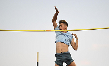 Прыгун с шестом Шмыков выиграл ЧР по легкой атлетике в помещении