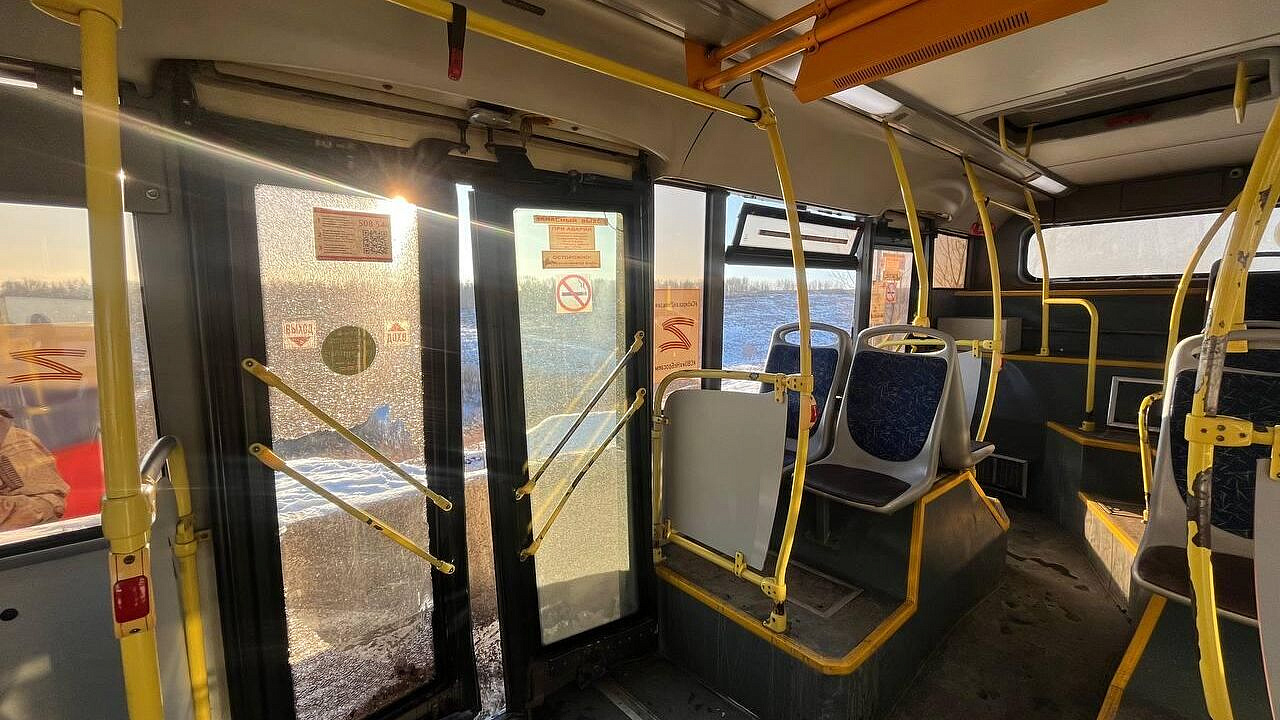 В Красноярске пассажирский автобус врезался в бетонное ограждение