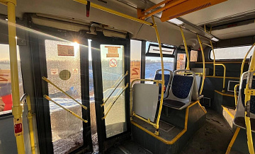 В Красноярске пассажирский автобус врезался в бетонное ограждение