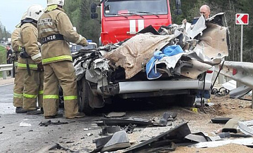 В Тверской области три человека погибли в ДТП с грузовиком и микроавтобусом