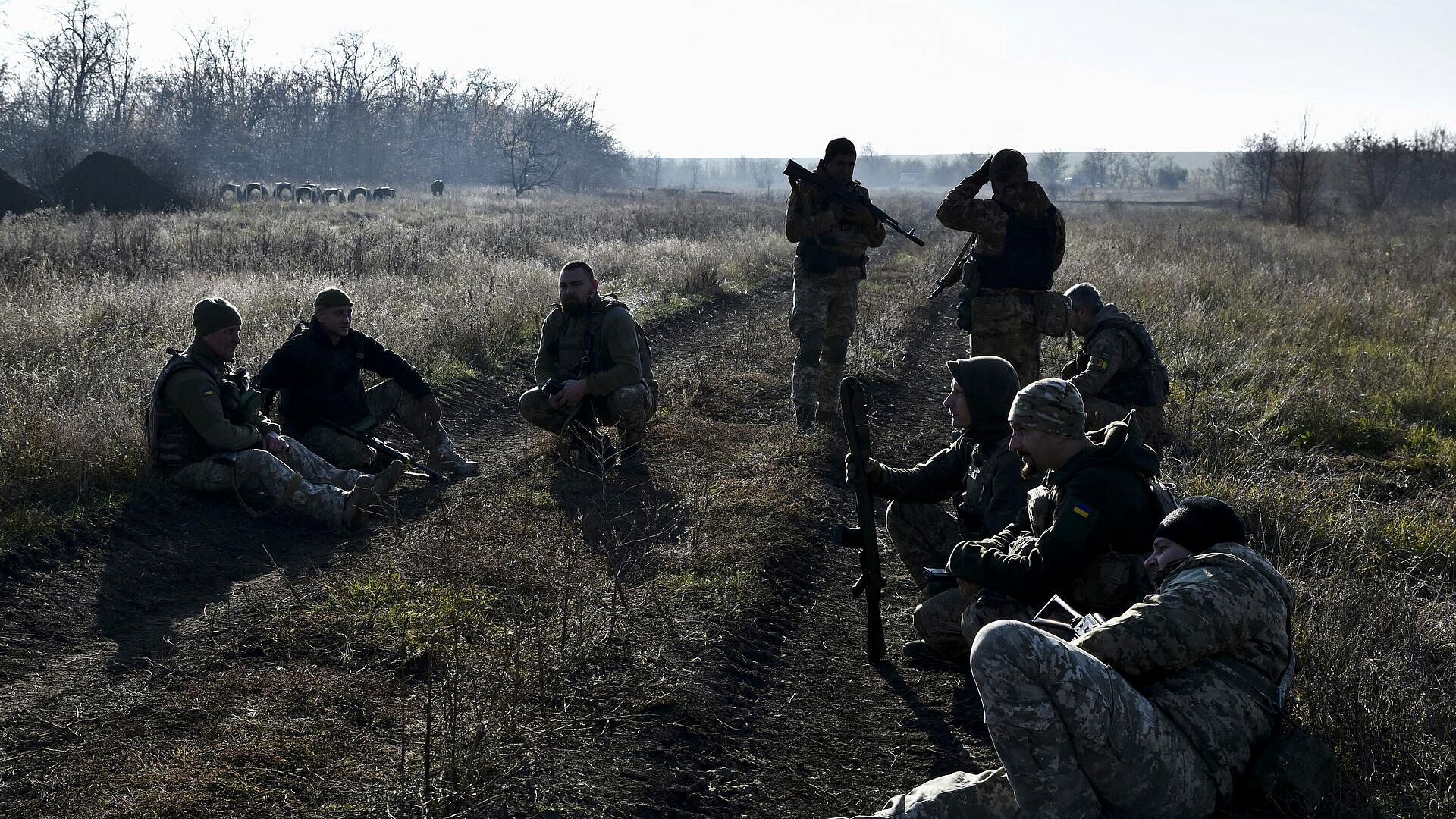 Боевики ВСУ пришли в Красноармейск с самодельными кинжалами со свастикой