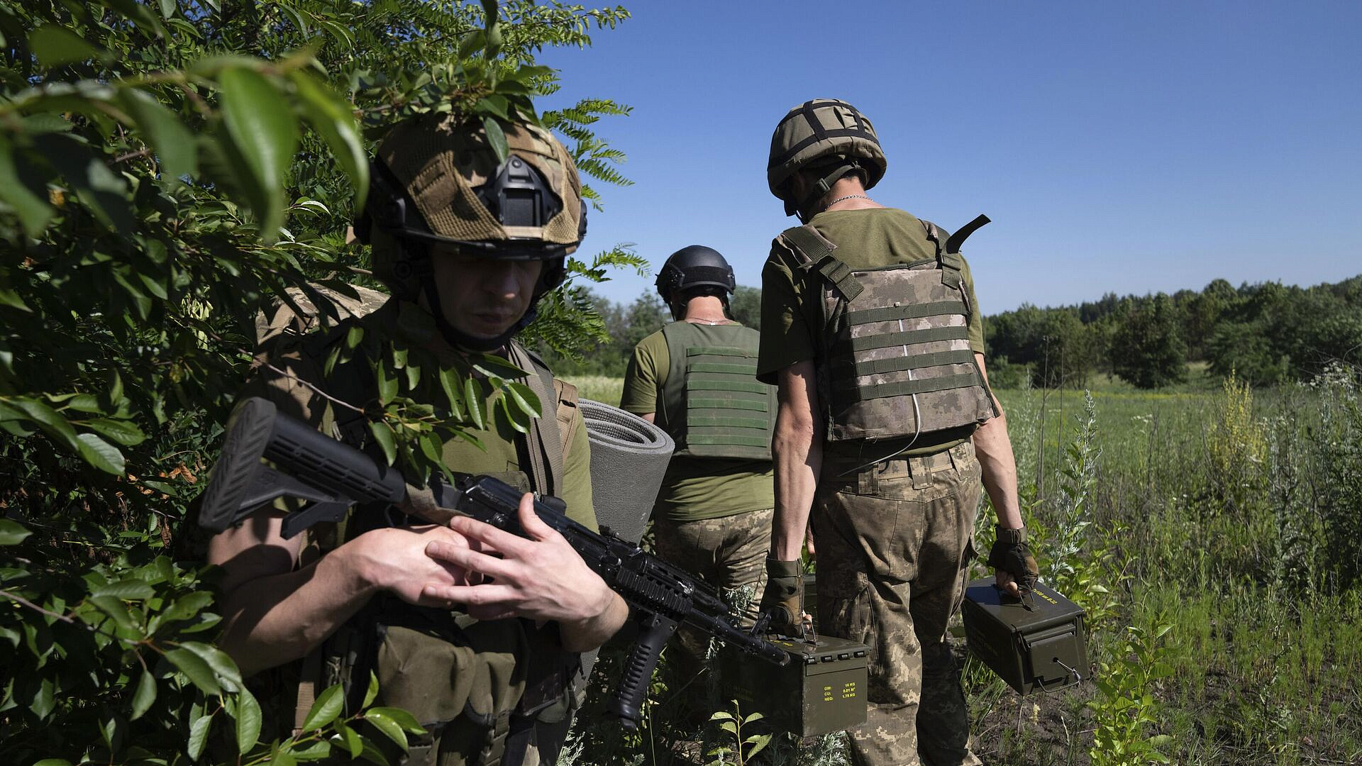 Украинские дроноводы атаковали своих солдат, сдающихся в плен