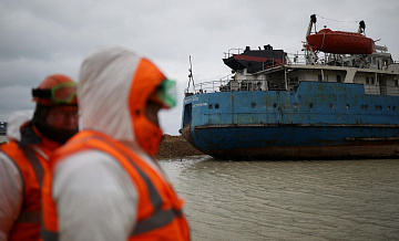 Морспасслужба приступила к откачке мазута из танкера "Волгонефть-239"