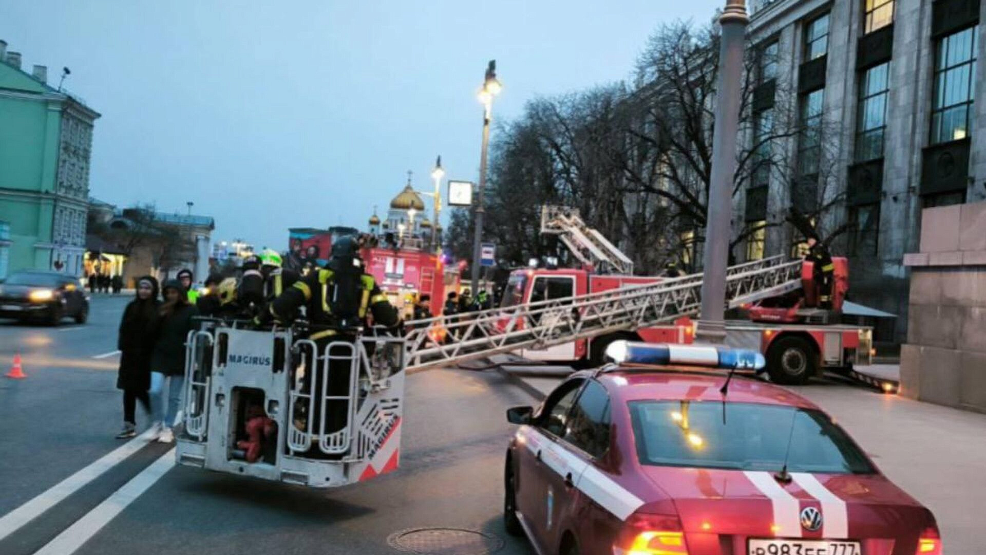 На тушении здания библиотеки в Москве задействованы почти 50 человек На тушении здания библиотеки в Москве задействованы почти 50 человек