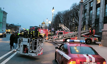 На тушении здания библиотеки в Москве задействованы почти 50 человек