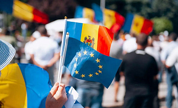 Эксперт объяснил, зачем Молдавию "тянут" в ЕС