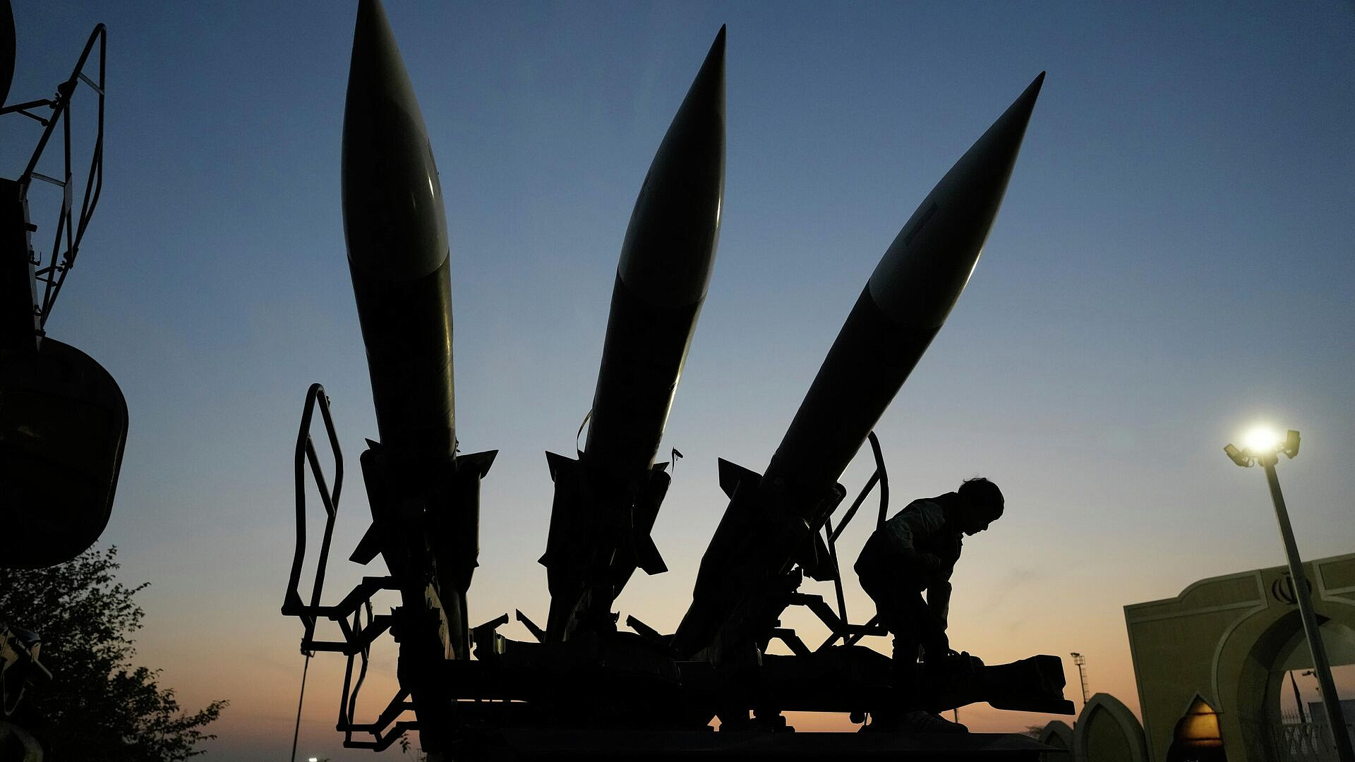 Иран нанес удары по топливным и военно-морским объектам в Хайфе