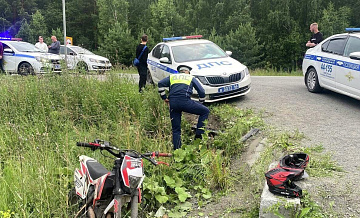На Урале подросток на питбайке, пытаясь скрыться от ДПС, свалился в кювет