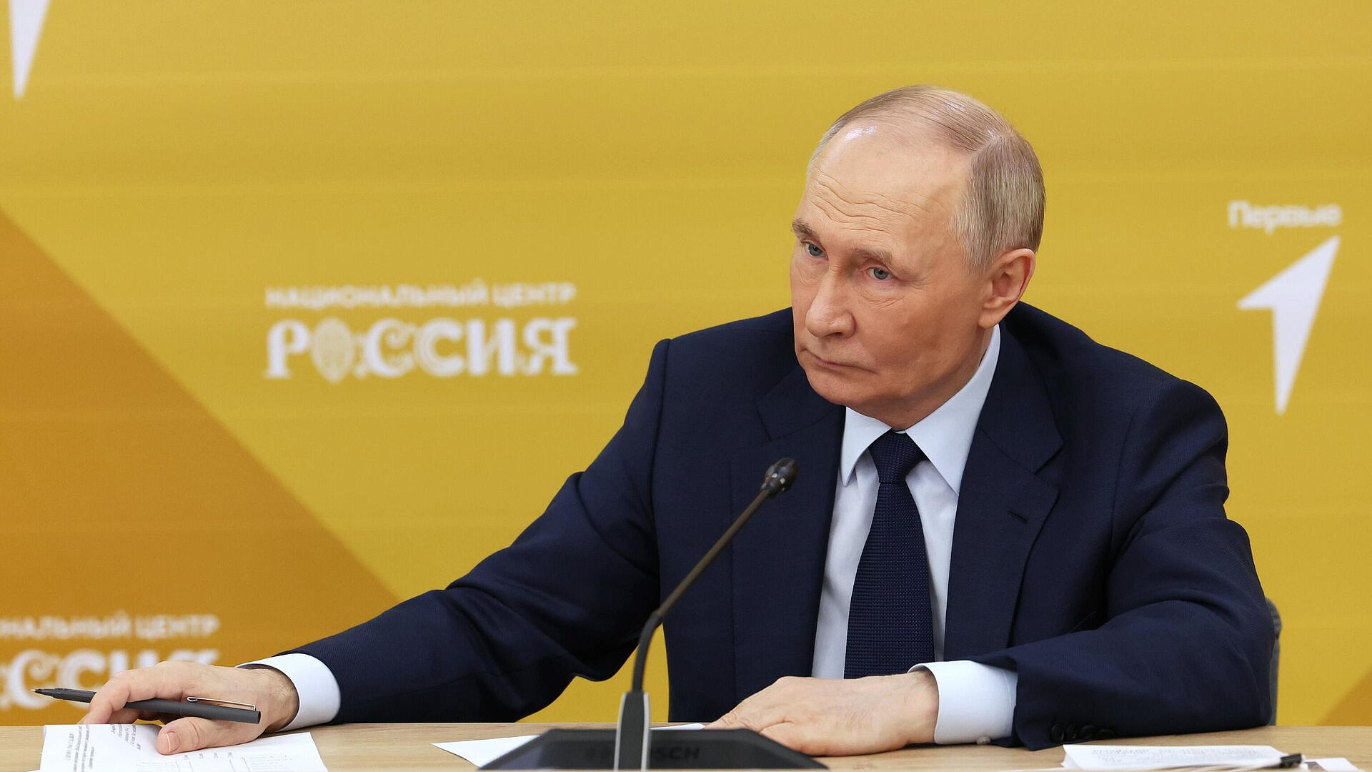 Путин в третий раз приехал в Национальный центр "Россия" Путин в третий раз приехал в Национальный центр "Россия"