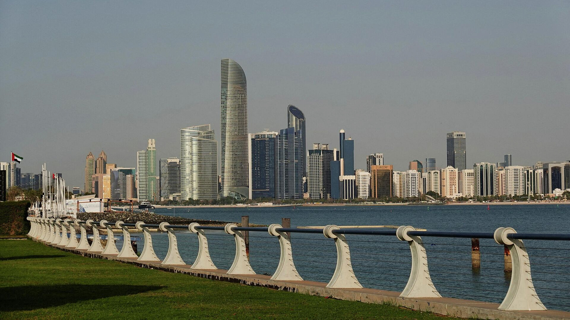 В Абу-Даби при падении обломков ракеты пострадал гражданин Индии