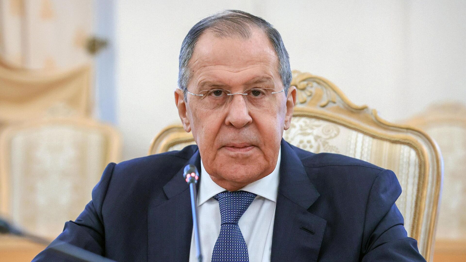 Патриарх Кирилл наградил Лаврова орденом Александра Невского Патриарх Кирилл наградил Лаврова орденом Александра Невского