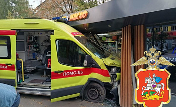 У магазина в Подмосковье, в который влетела скорая, разбит стеклянный фасад