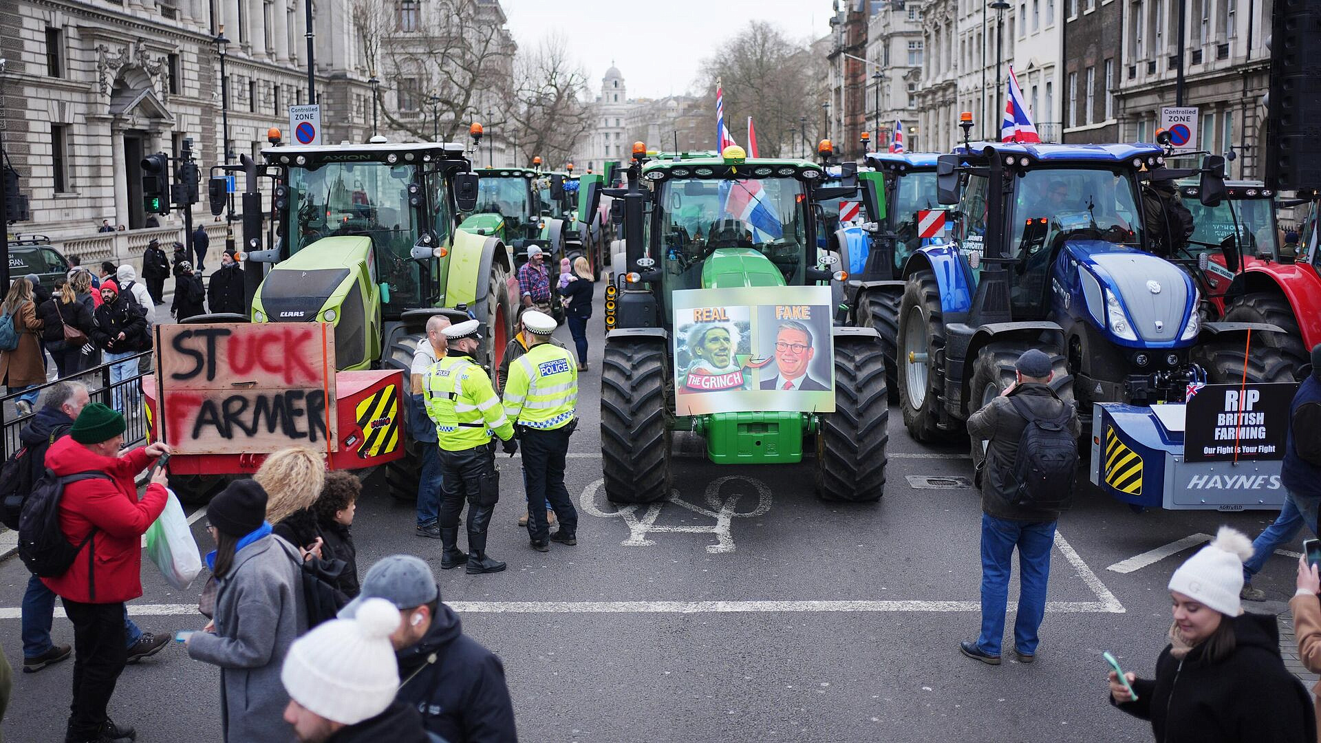 В Лондоне фермеры на тракторах съезжаются на протест против нового налога
