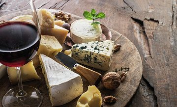 Бокал вина за обедом помогает в расщеплении пищи, утверждает сомелье