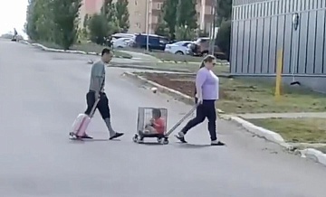 В Оренбурге девочка сама попросила маму везти ее в клетке, сообщил источник