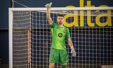 Замененный в матче против "Ньюкасла" вратарь "Барселоны" избежал травмы