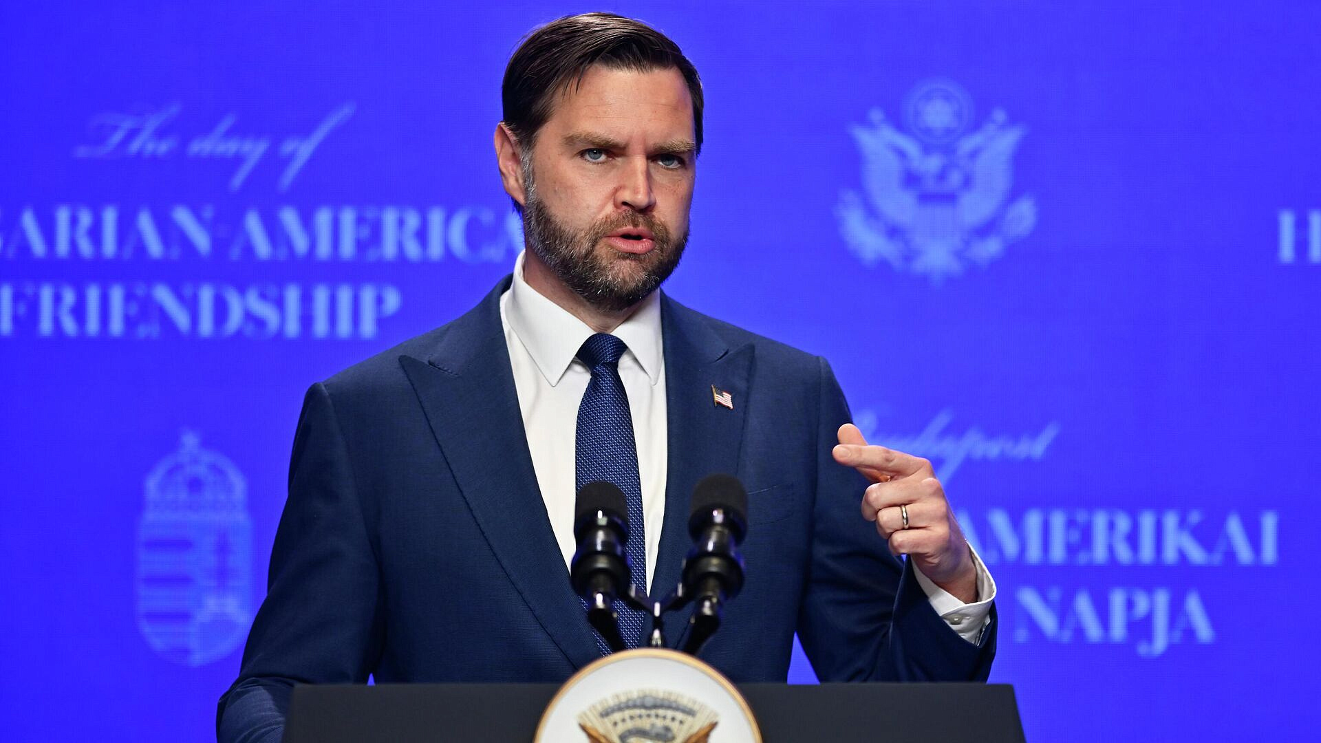 Вэнс рассказал, что США и Иран обсудят на переговорах