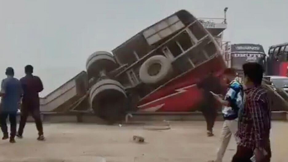 В Бангладеш автобус упал в реку, 18 человек погибли