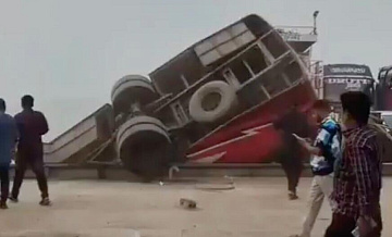 В Бангладеш автобус упал в реку, 18 человек погибли