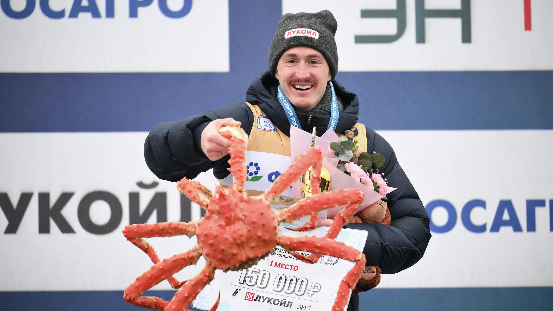 Лыжникам за победу на чемпионате России в Южно-Сахалинске дарят краба