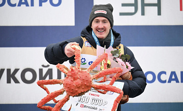 Лыжникам за победу на чемпионате России в Южно-Сахалинске дарят краба