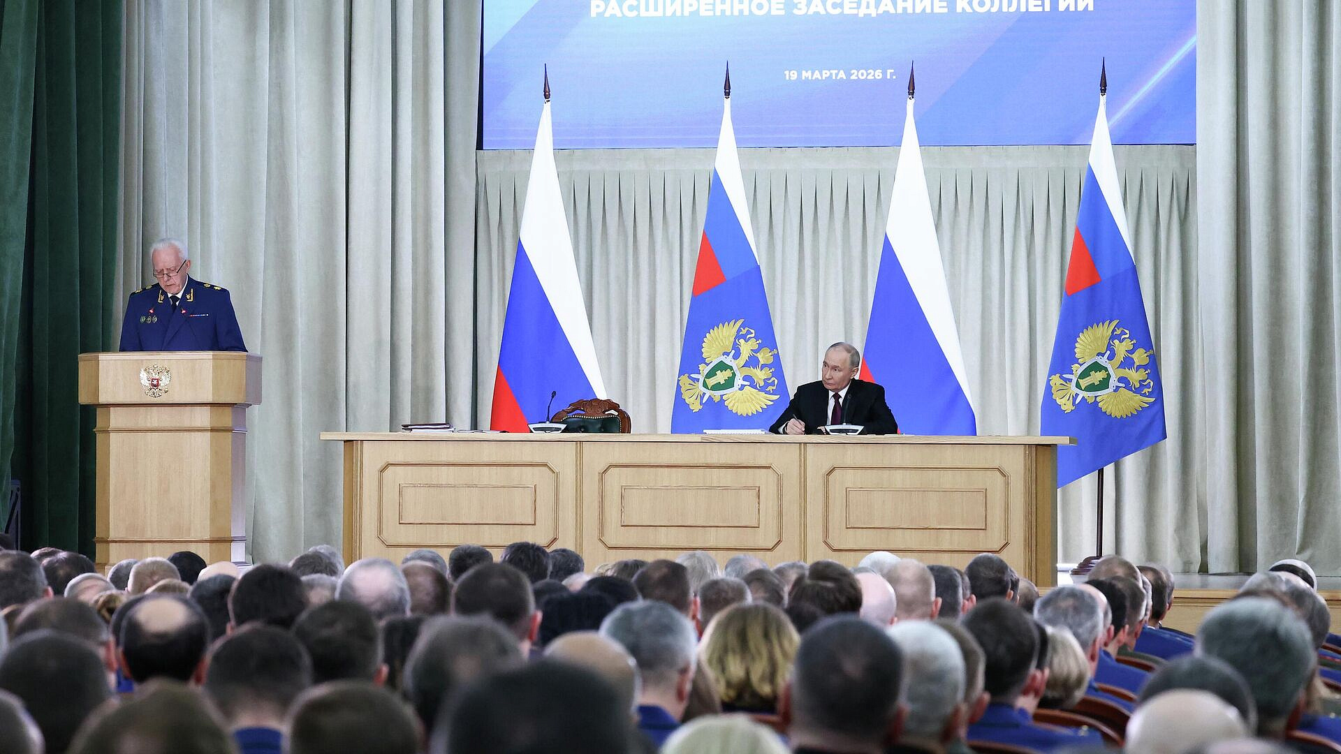 Путин заявил о росте числа правонарушений в сфере ОПК