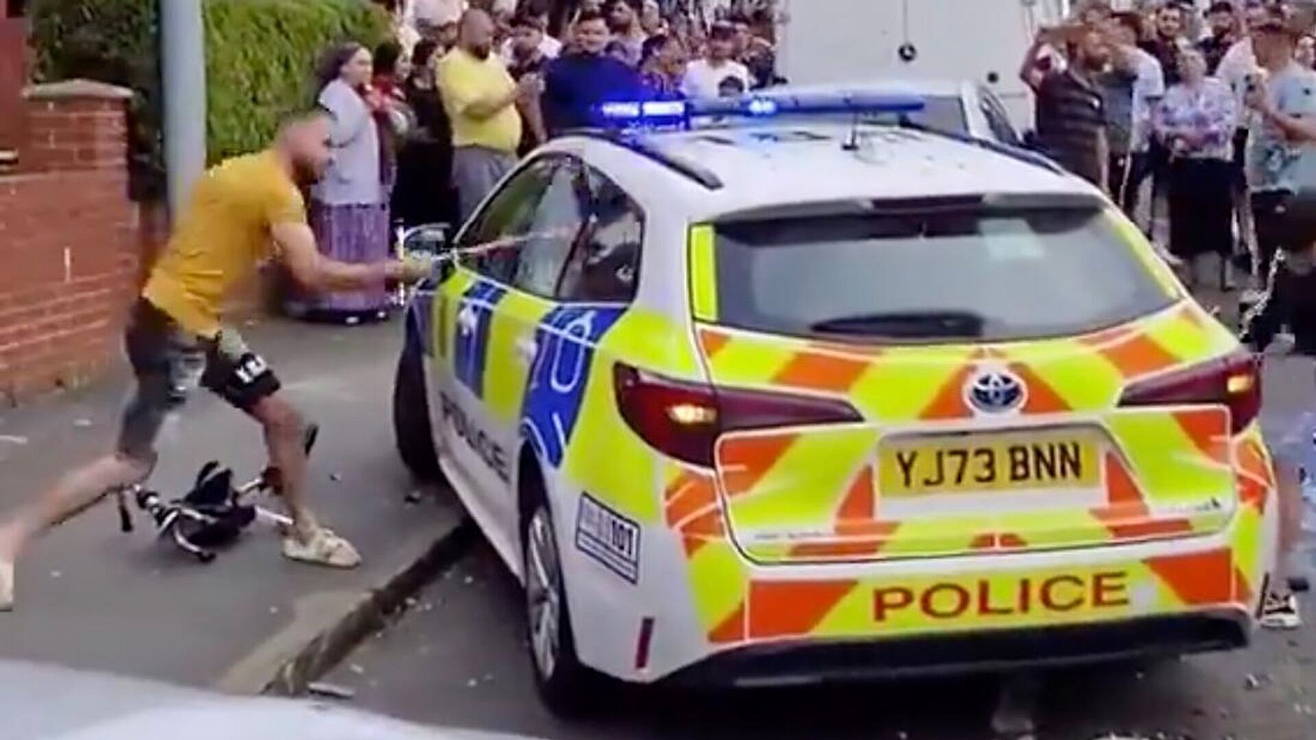 Большинство британцев считают причиной беспорядков миграционную политику